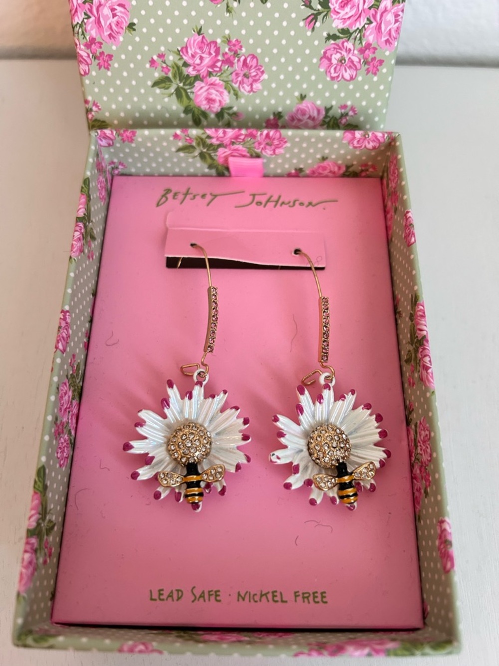 Betsey Johnson White, Pink & Gold Daisy Bee Drop Earrings NWT
